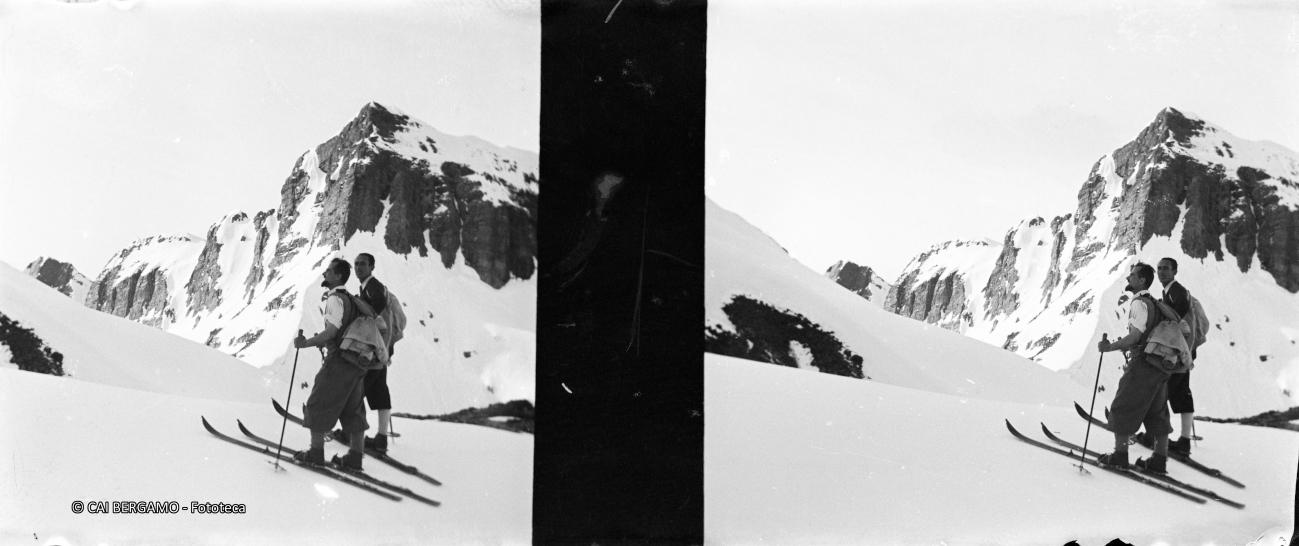 Skialpinisti in cima alla Val Sanguigno con vista su spigolo  Ovest del Pizzo Farno