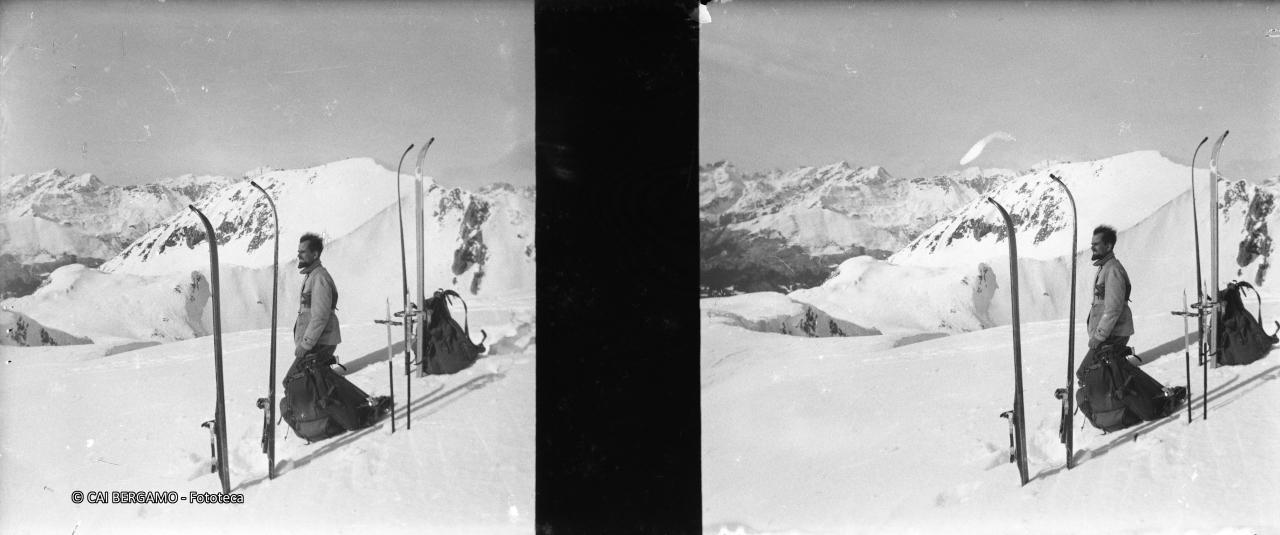 Ormai al passo Valsanguigno con sci e zaini a riposo