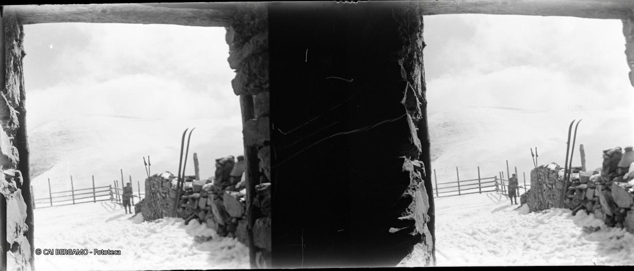 Preparazione degli sci fuori dalla capanna Rodari (???)