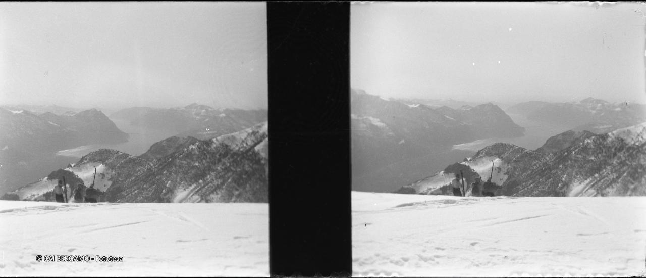 Sgurardo sul lago d'iseo con gli sci in mano