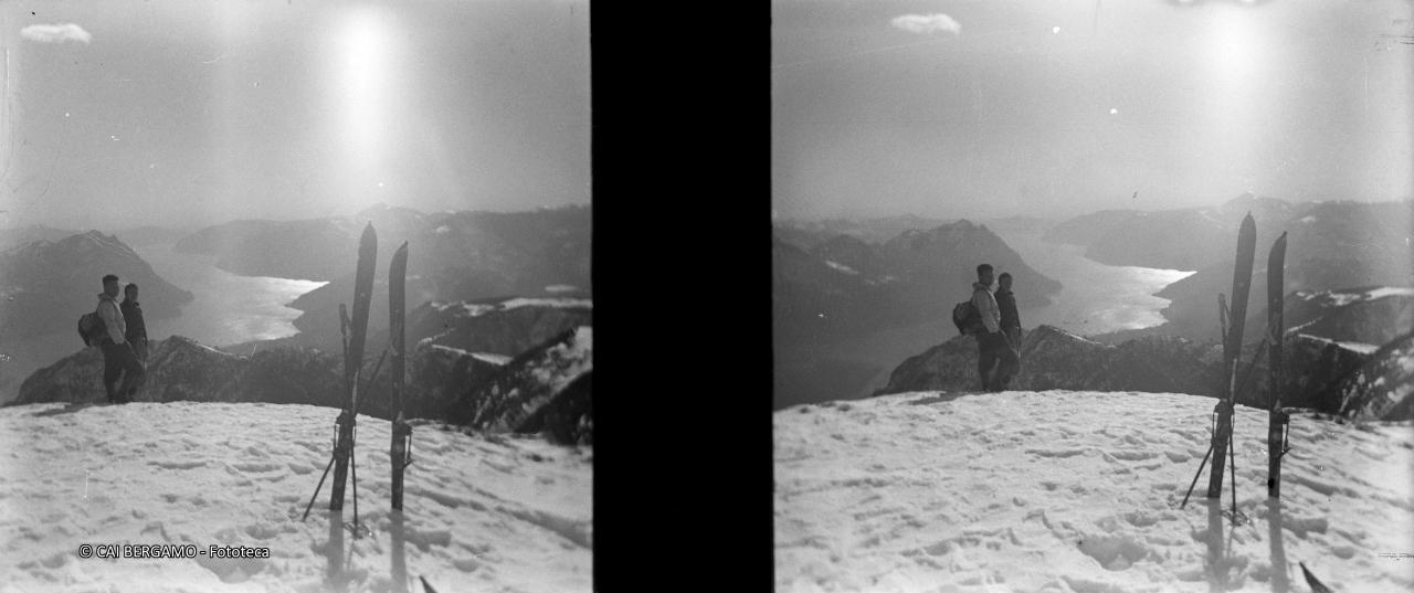 Foto ricordo con lago d'Iseo sullo sfondo e sci in primo piano