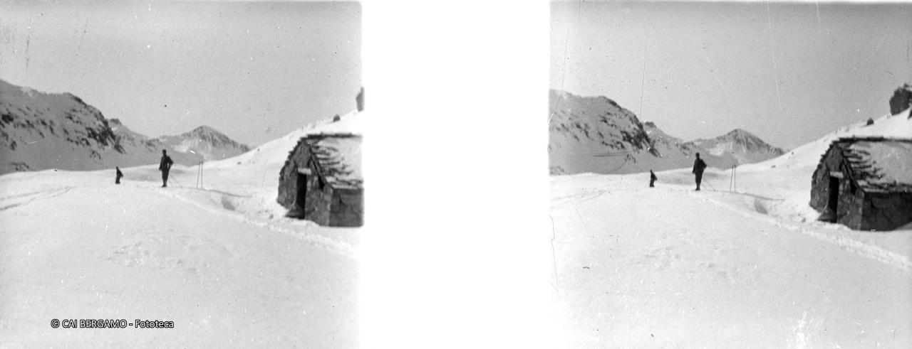 Discesa con gli sci dal rifugio Calvi a fianco baita