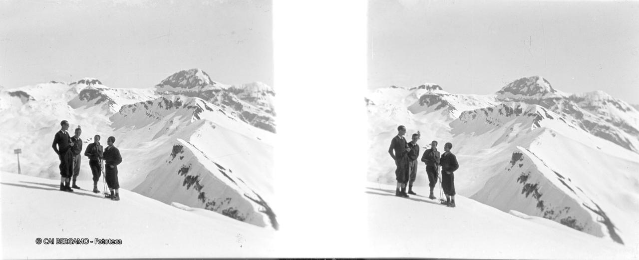 Neve e sole sulle pendici est di cima Timogno, con vista dalla bocchetta di Valle Scura e Passo degli Omini, con il Ferrante ed il Ferrantino sullo sfondo