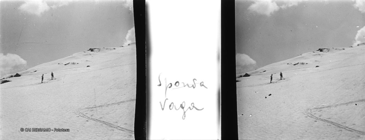 Sosta con gli ski ed in maniche di camicia lungo il pendio innevato