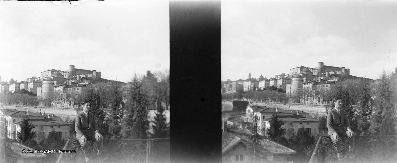 Foto ricordo da terrazzo, sotto le mura con vista su città alta e Rocca