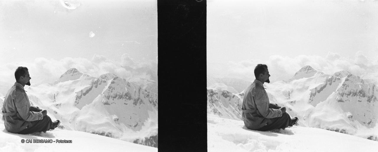 Comodamente seduto sulla neve sulla sommità del Monte Gleno,  con vista sul Pizzo Tornello