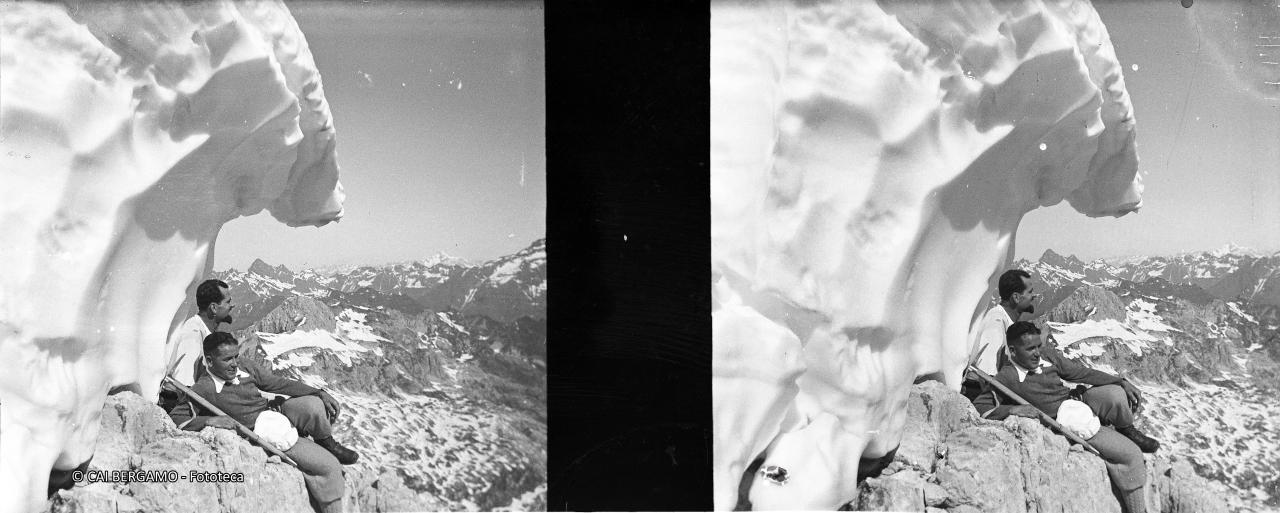 Seduti su masso e con sovrastante ed invadente  sbuffo di neve