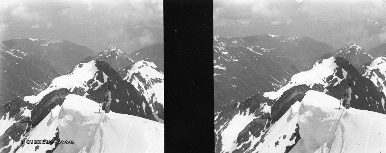 Salendo in cordata lungo la cresta innevata