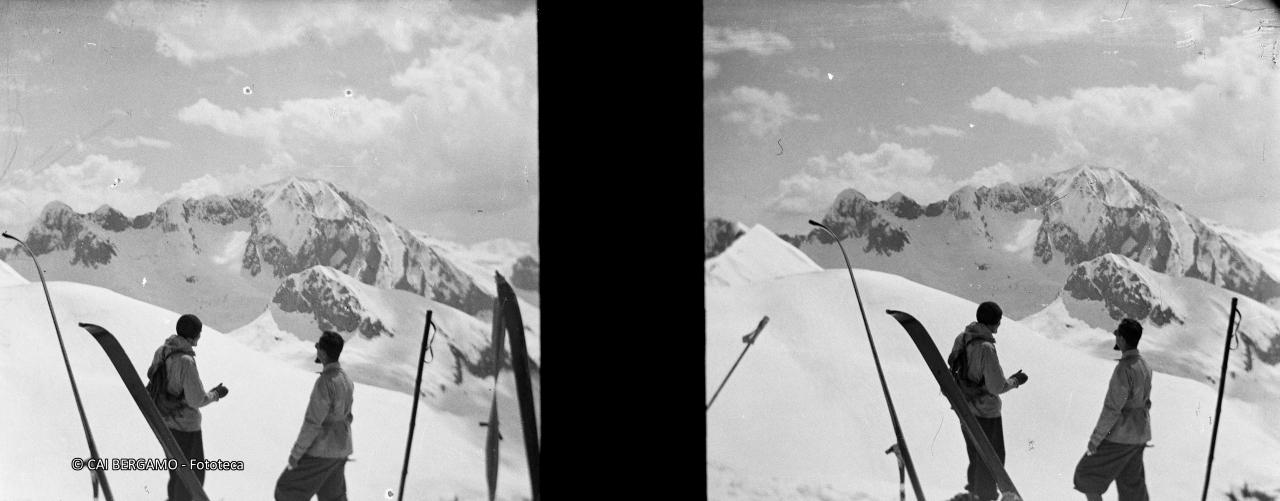 Fermi con gli ski a riposo e vista sul P. Poris e sul Grabiasca