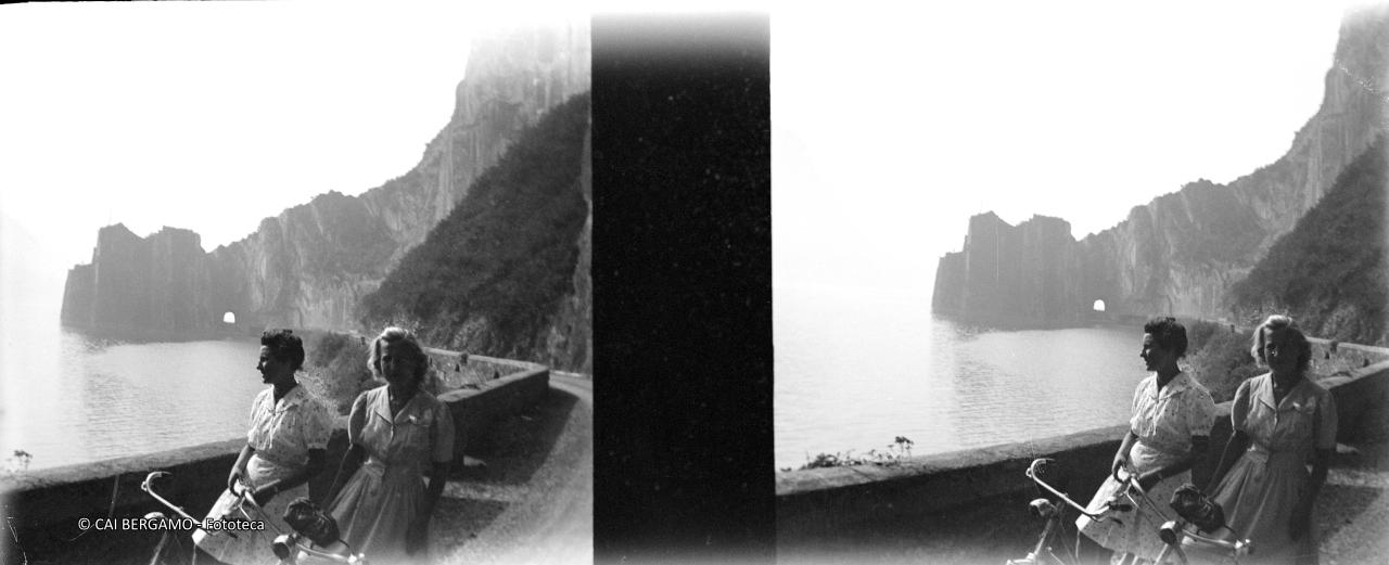 Due signore in bicicletta sulla strada verso Lovere