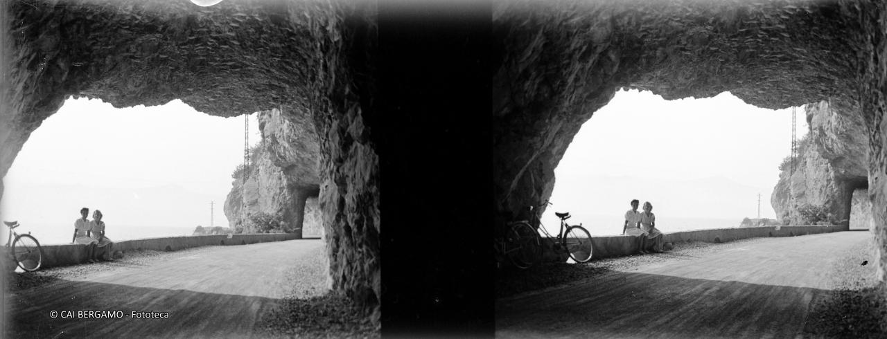 Signore sedute per foto ricordo con bici a lato