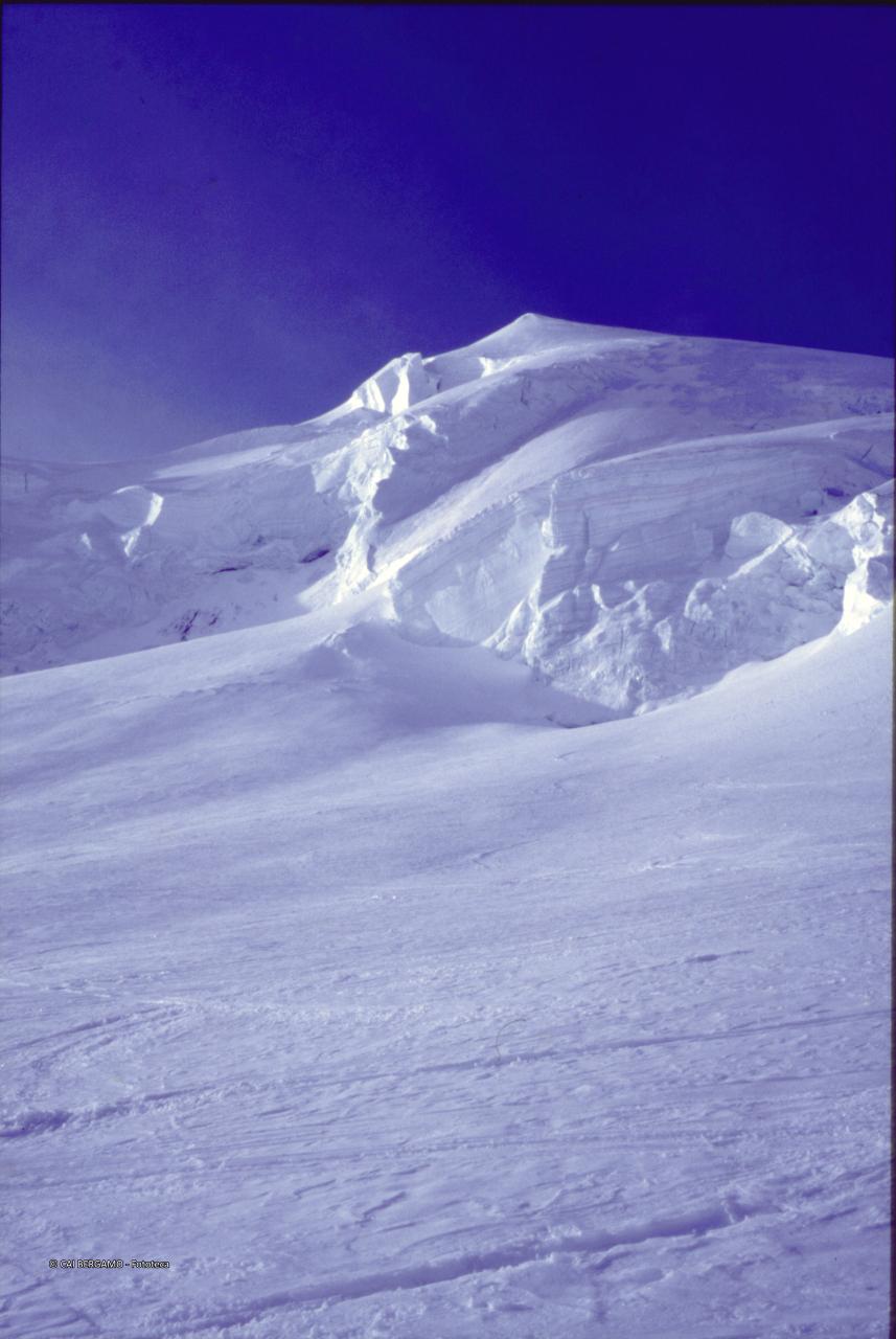 Ammasi di neve sotto l'Alphubel