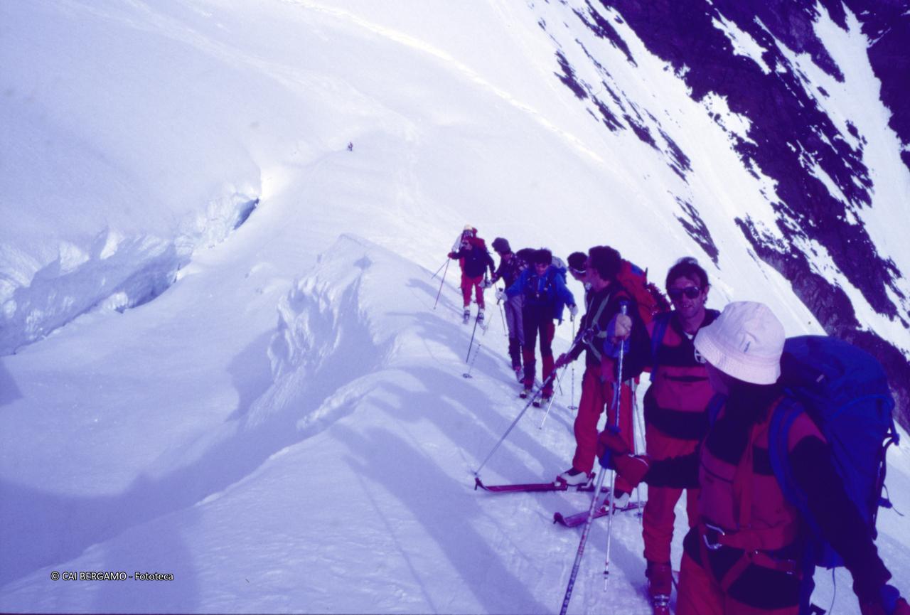 Scialpinisti in fila indiana lungo la cresta dell'Alphubel