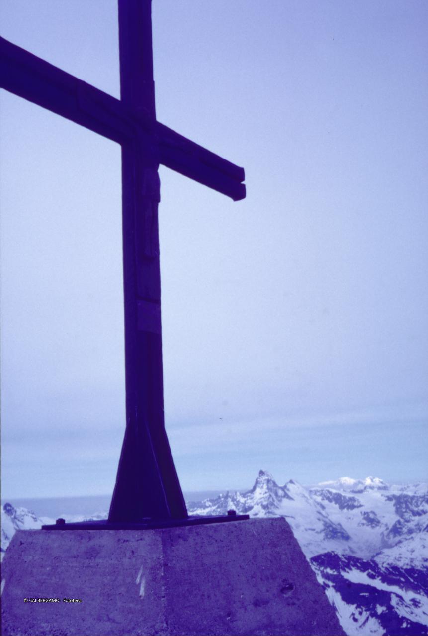 Croce sull'Alphubel con vista sul lontano Cervino