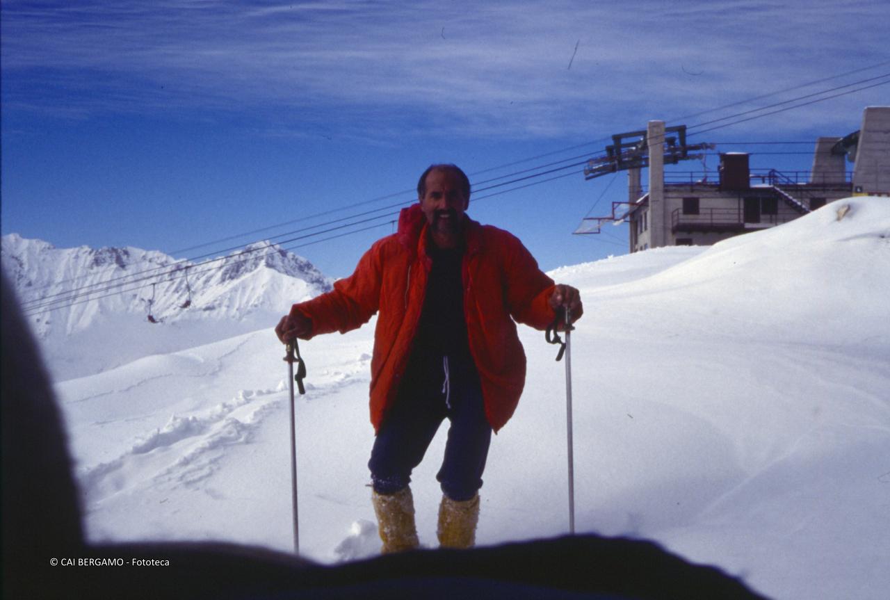 Foto ricordo davanti alla Capanna 2000 innevata