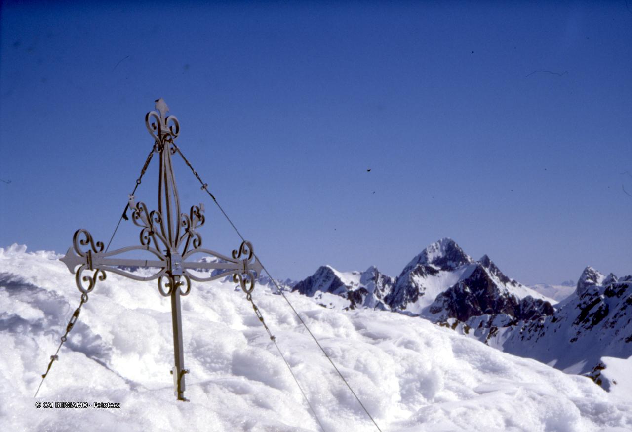 Croce del Corno Stella semicoperta dalla neve con vista sui "Diavoli"