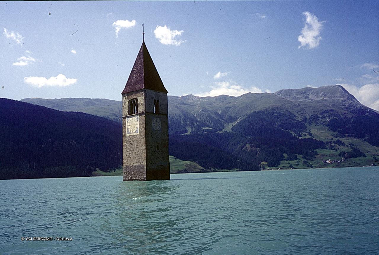 Lago di Resia con il vecchio campanile della chiesa di S.Caterina d'Alessandria