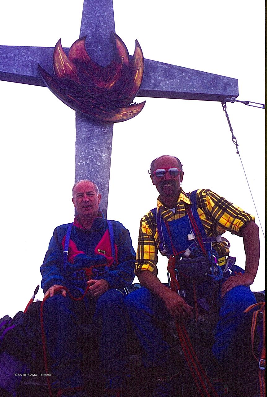 Foto ricordo sotto la croce della Palla Bianca