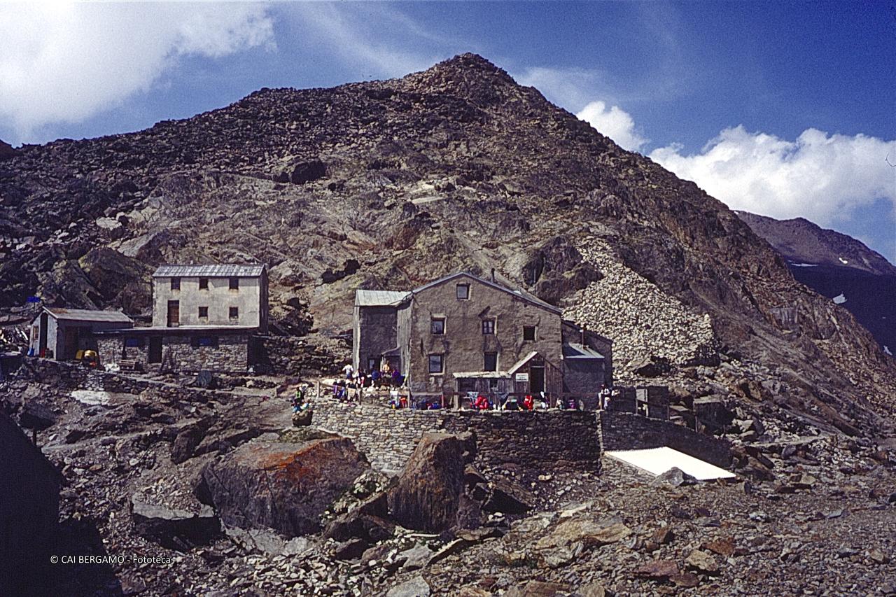 Similianhutte, vista del complesso con sovrastante cima del Similaun
