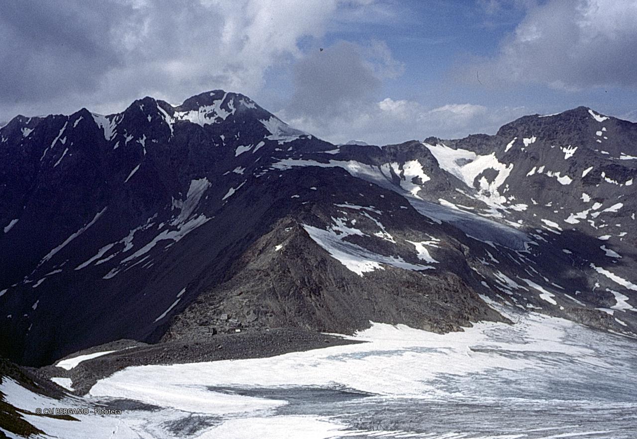 Vista della cima del Similaun con rifugio alla base, dal ghiacciaio omonimo