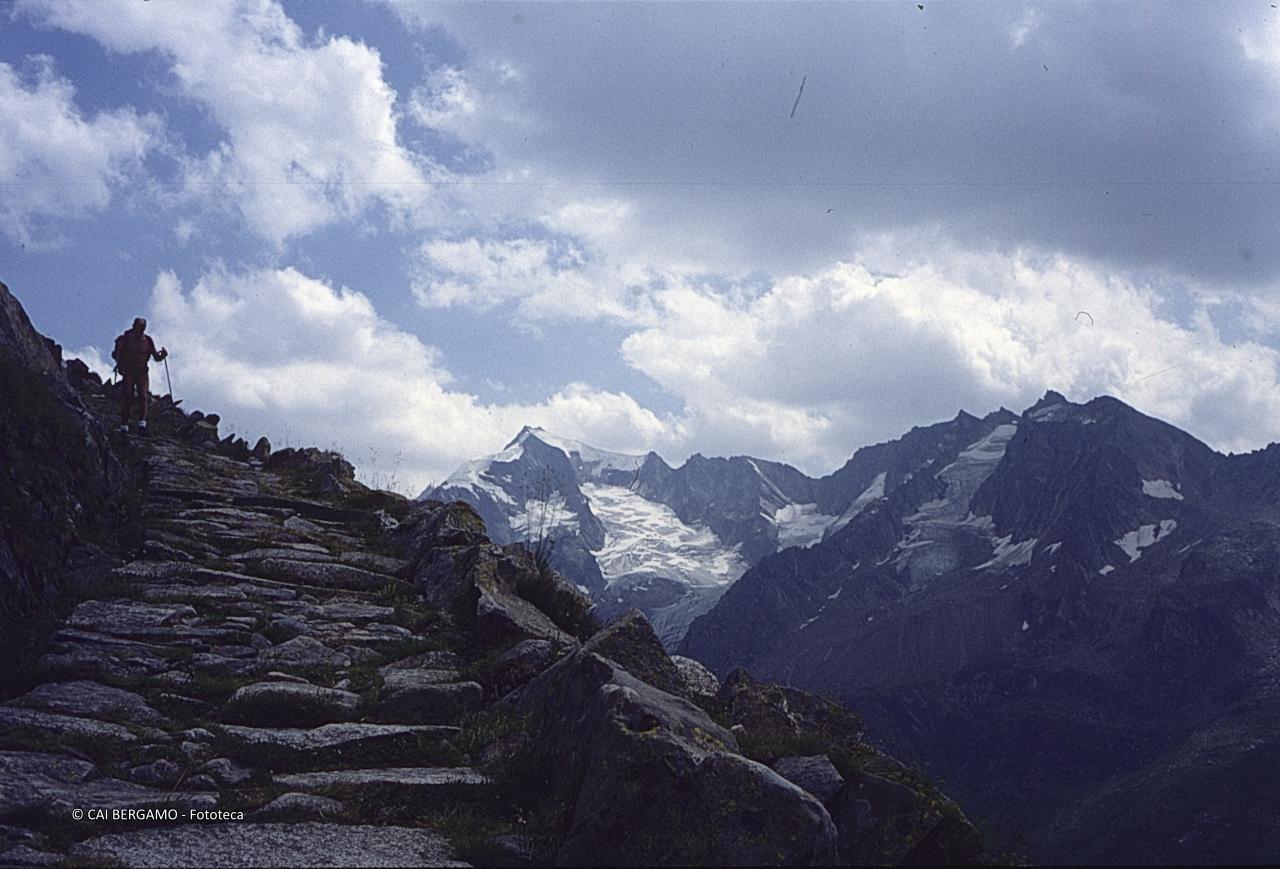 Scendendo dalla Vetta d'Italia su bel sentiero lastricato e vista sul Picco Tre Signori