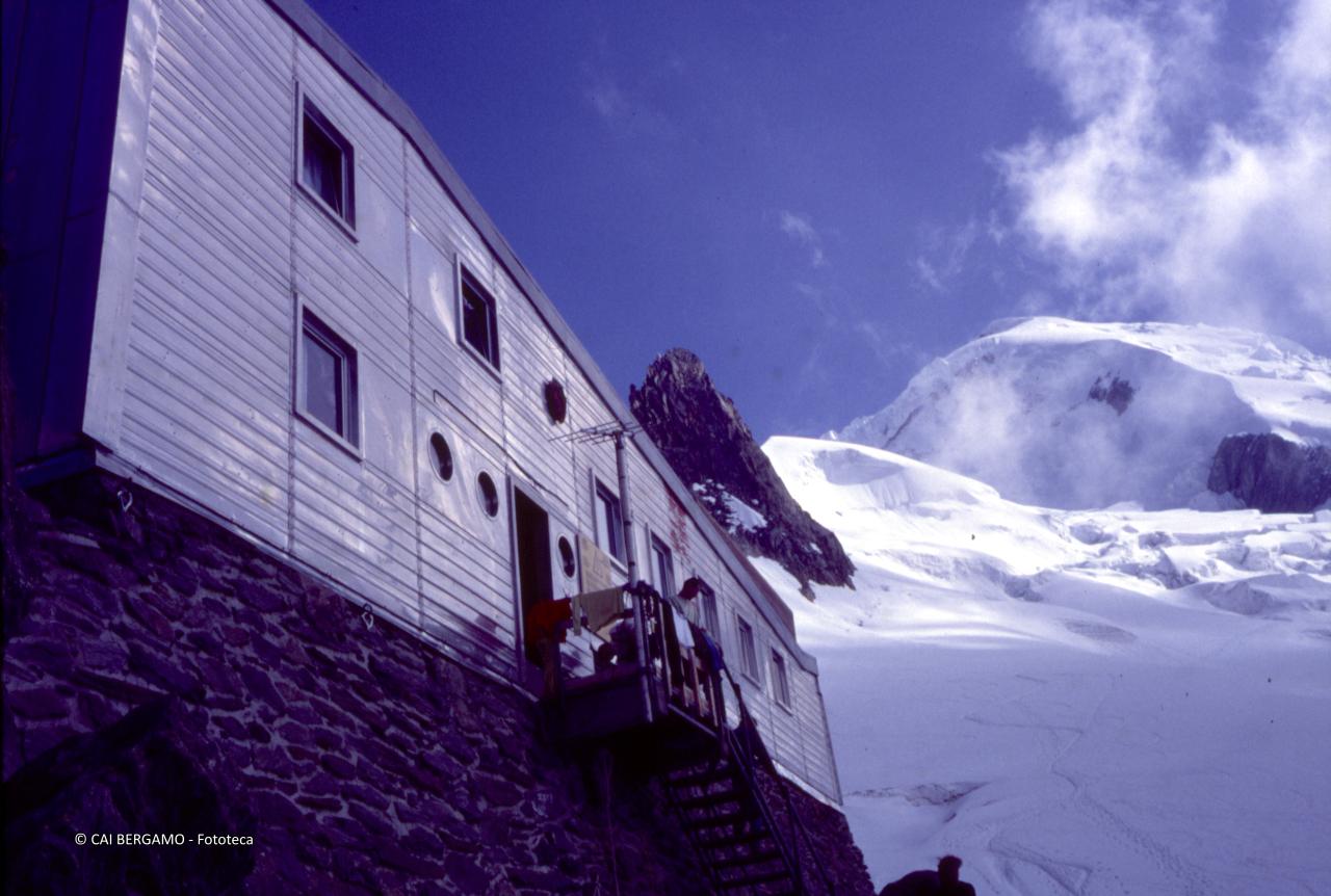 Refuge des Grands Mulets con uno scorcio del Monte Bianco 