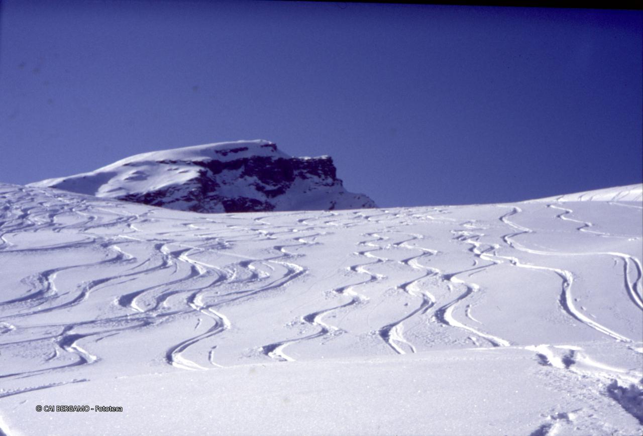 ziz zag degli sci sulla discesa sotto lo sguardo del Piz Beverin