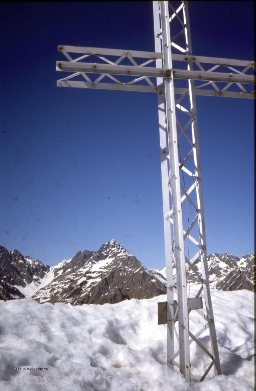 Croce in Vetta con vista sulle Orobie della Val Seriana