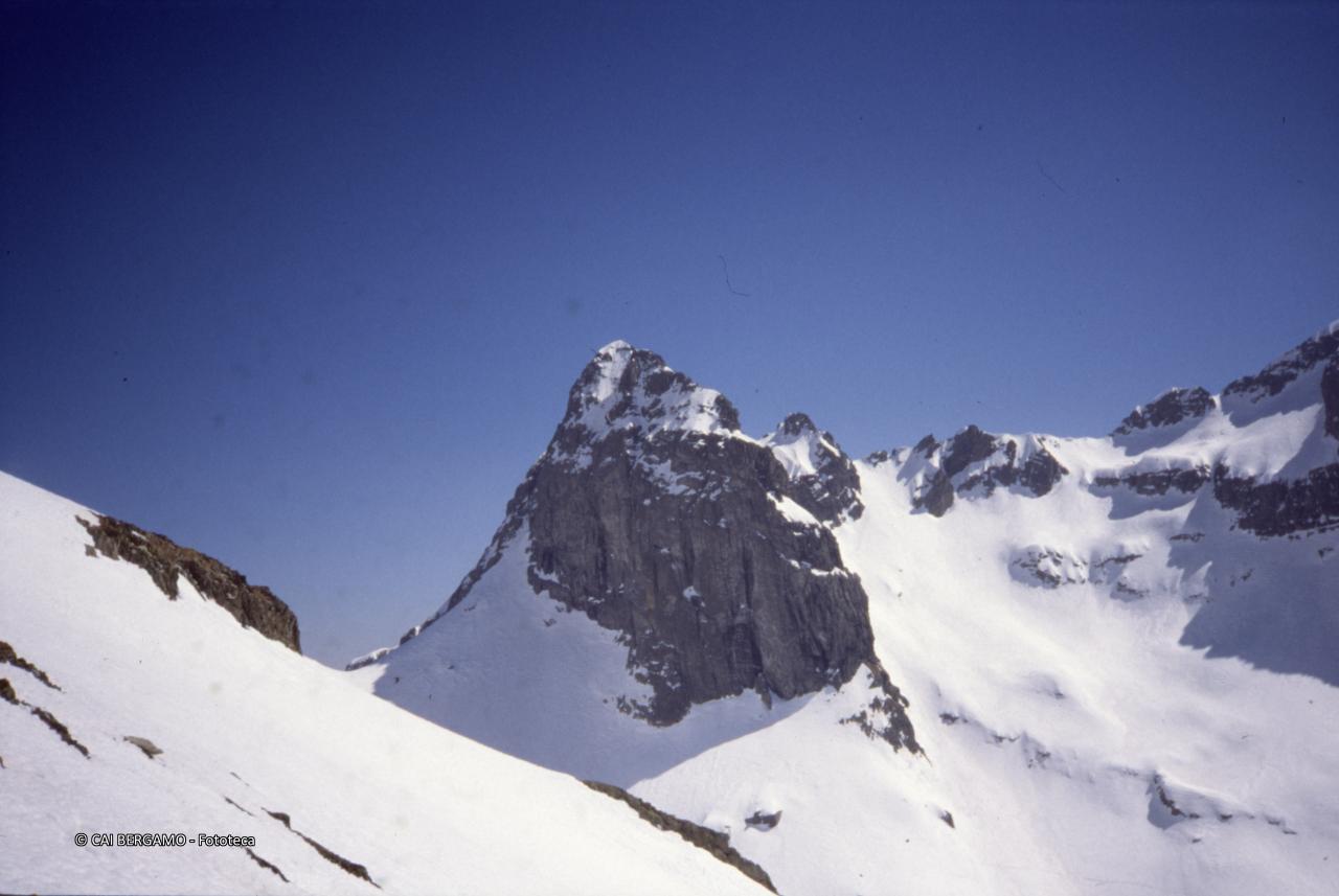 Pizzo Poris col passo di Valsecca innevato