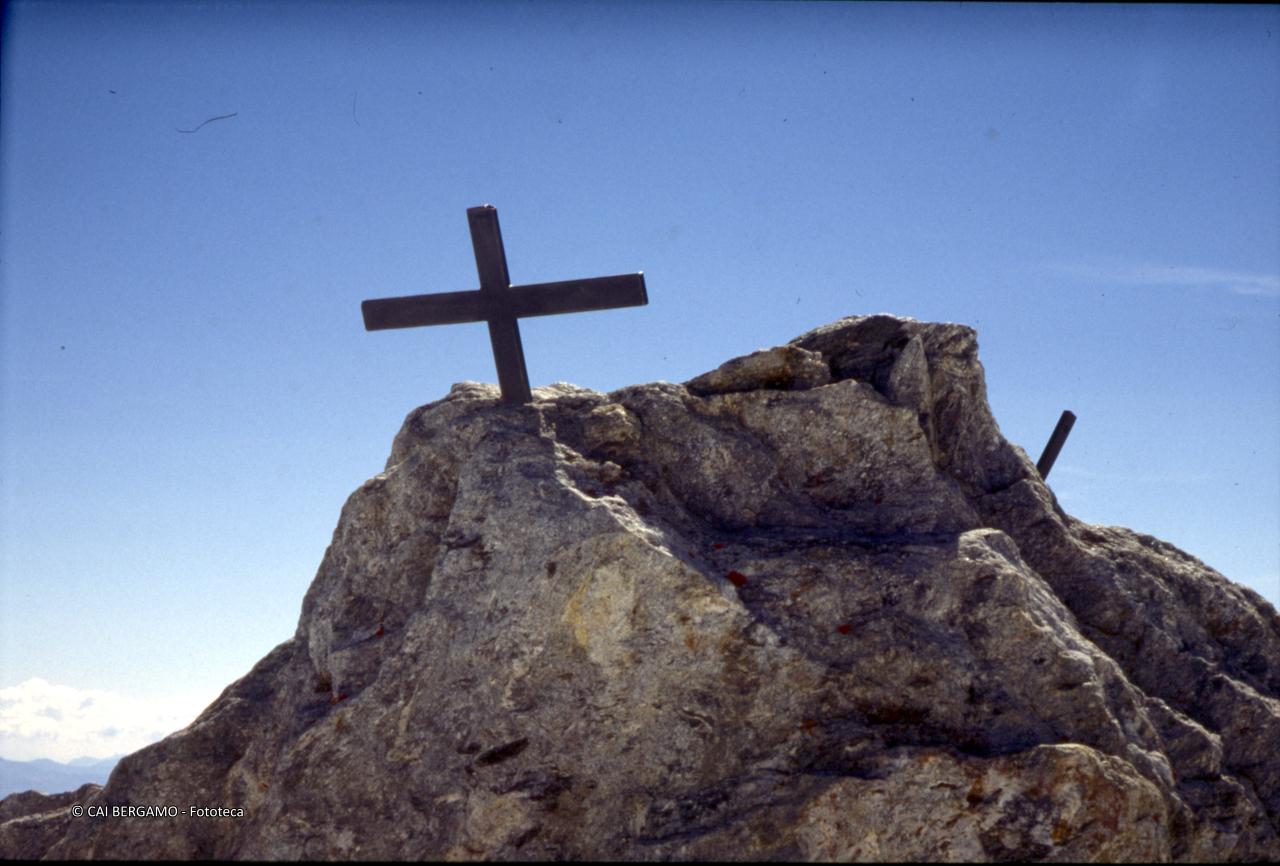 Croce inclinata sul Monte Basodino