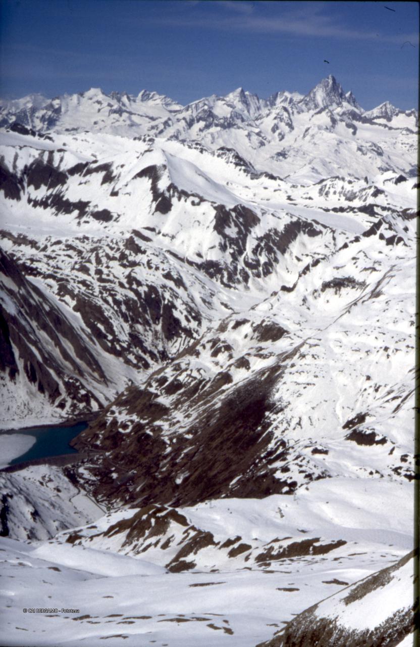 Vista dal Monte Basodino con lago a valle
