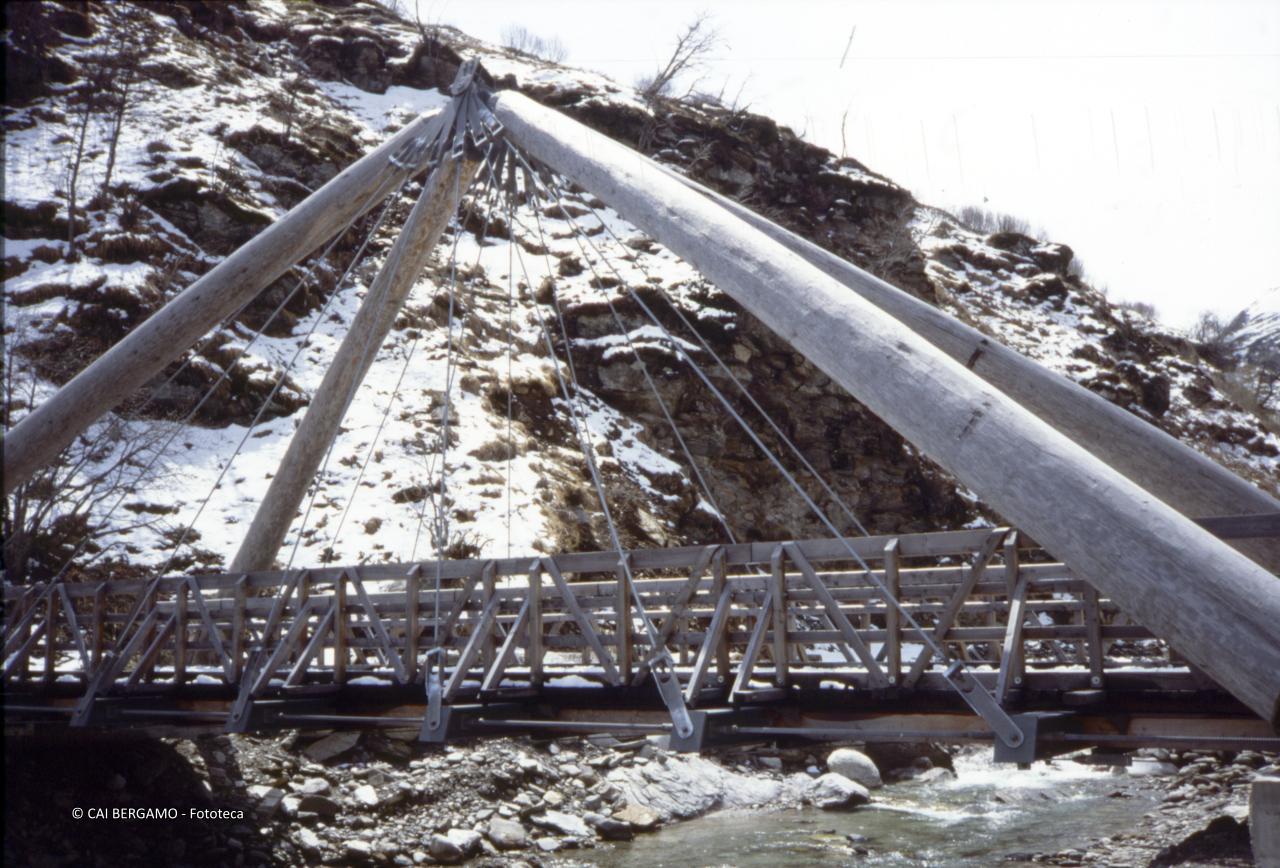 Passerella sospesa in ferro con tiranti a Realp per  Stotzingen Firsten