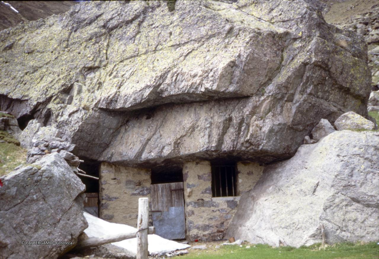 Baita ricavata nella roccia, lungo la strada da Ornica al Pizzo 3 Signori