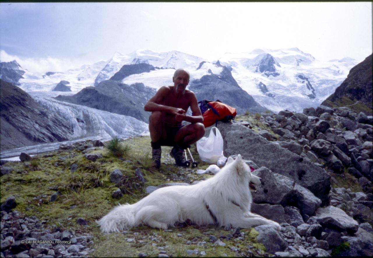 Foto ricordo del "Baffo" con l'inseparabile cane ed alle spalle il gruppo del Bernina ed il ghiacciaio del Morteratsch