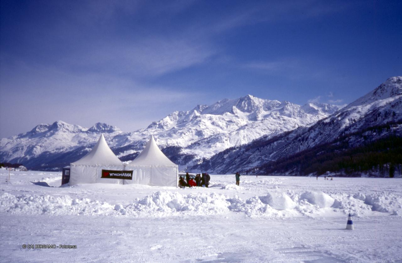 Lago di Silvaplana ghiacciato e Piz Corvatsch a sinistra
