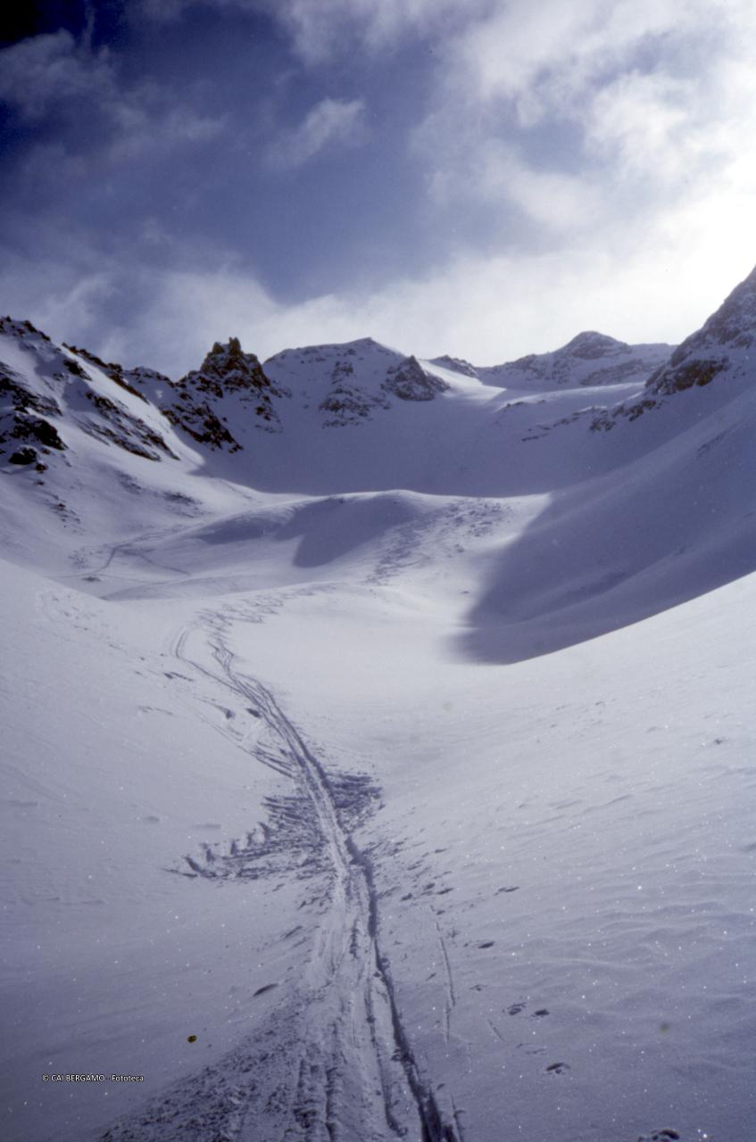 Tracce degli sci lungo la discesa in Val Muragl