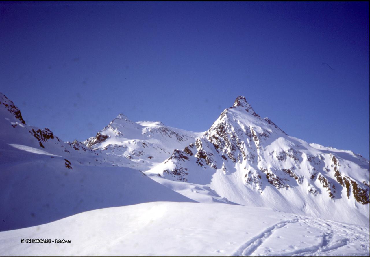 Corno Maggiore di Nefelgiù innevato, sulla destra
