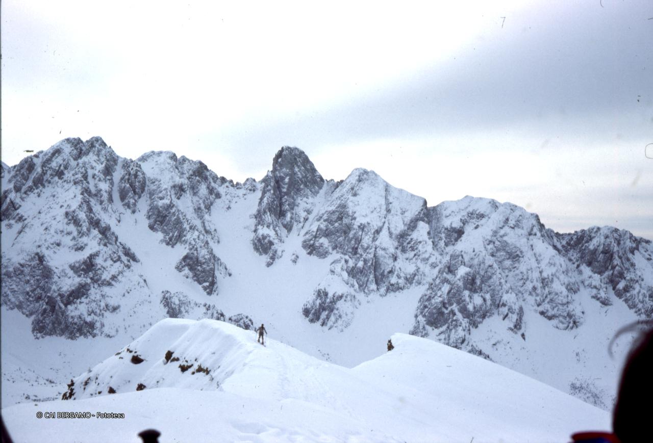 Scialpinista verso la Cima Gardena con alle spalle il Cimone della Bagozza