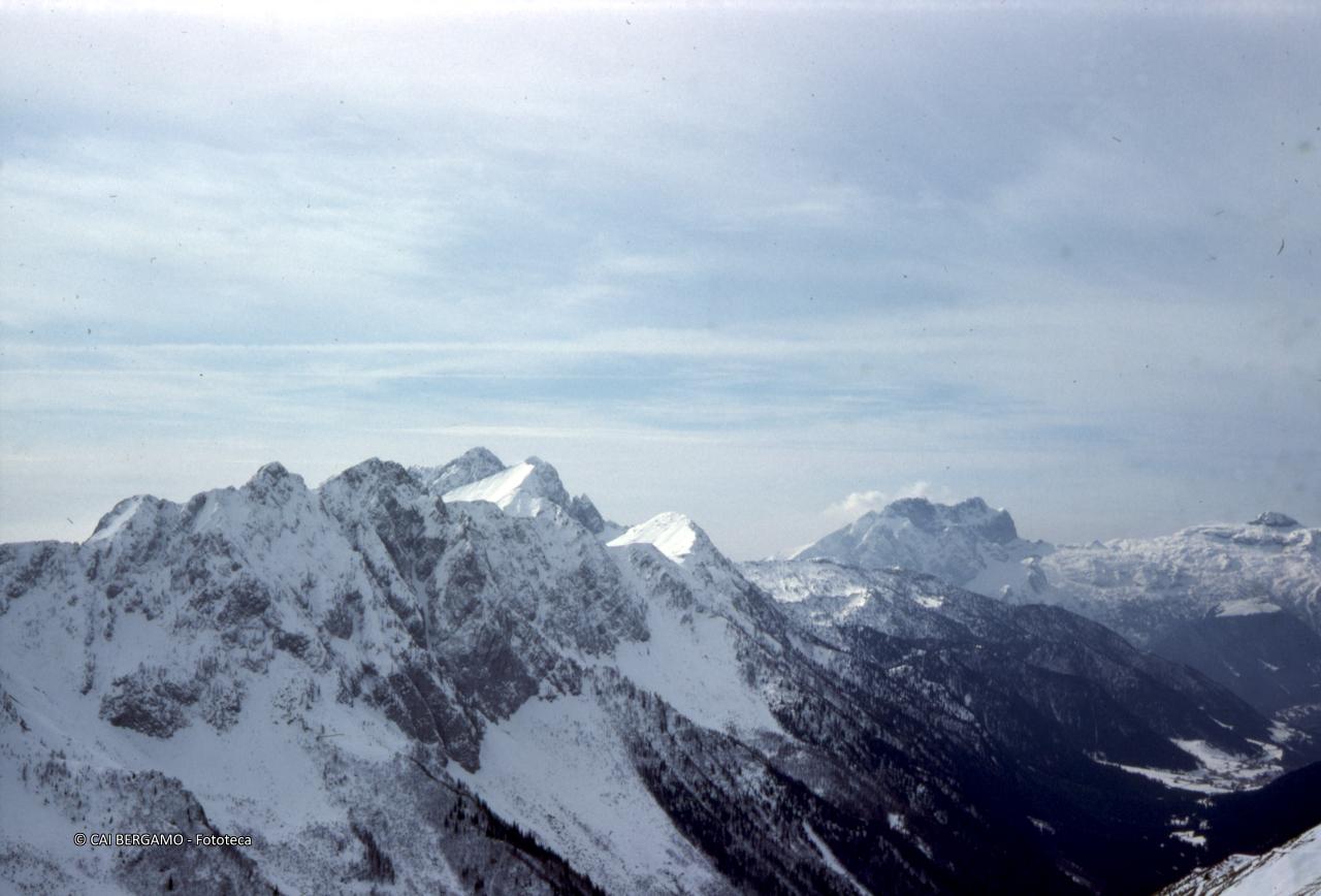 Vista sulla valle di Scalve con la Presolana ed il Ferrante sullo sfondo