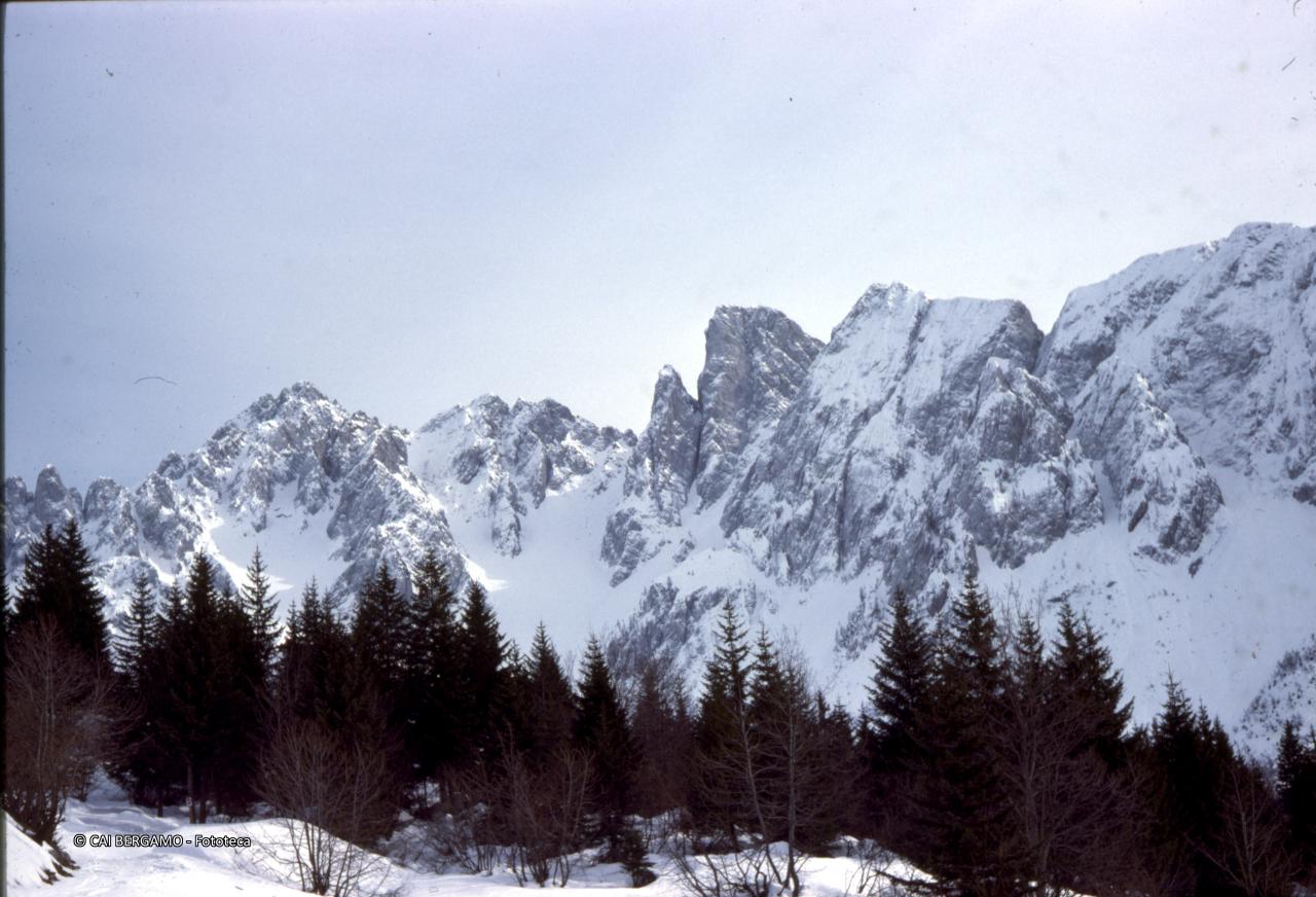 Da sinistra ed illuminati dal sole: Cima delle Casse Larghe, Cimon della Bagozza e Torre Nino e Cima Crap