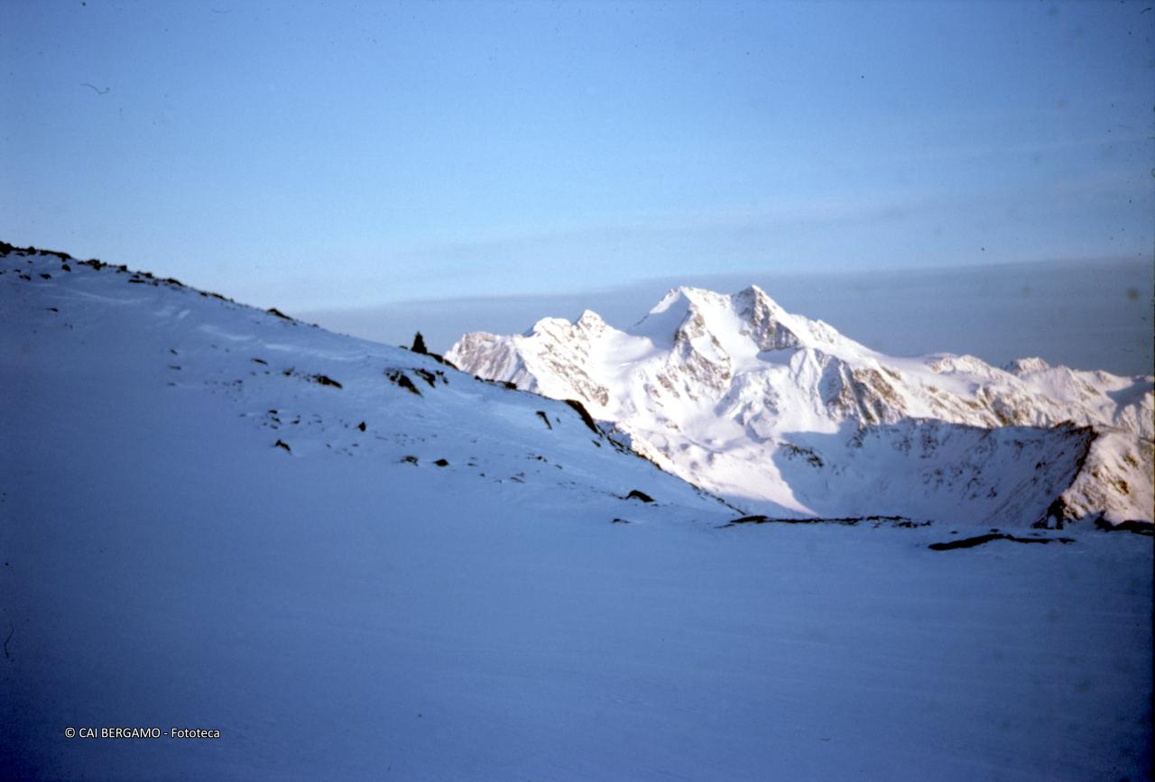 Punta San Matteo innevata  all'orizzonte