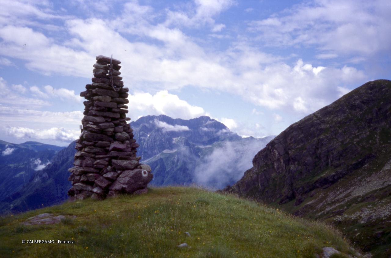 Grande omino (totem) poco sotto il lago di Varro e vista sulla Presolana