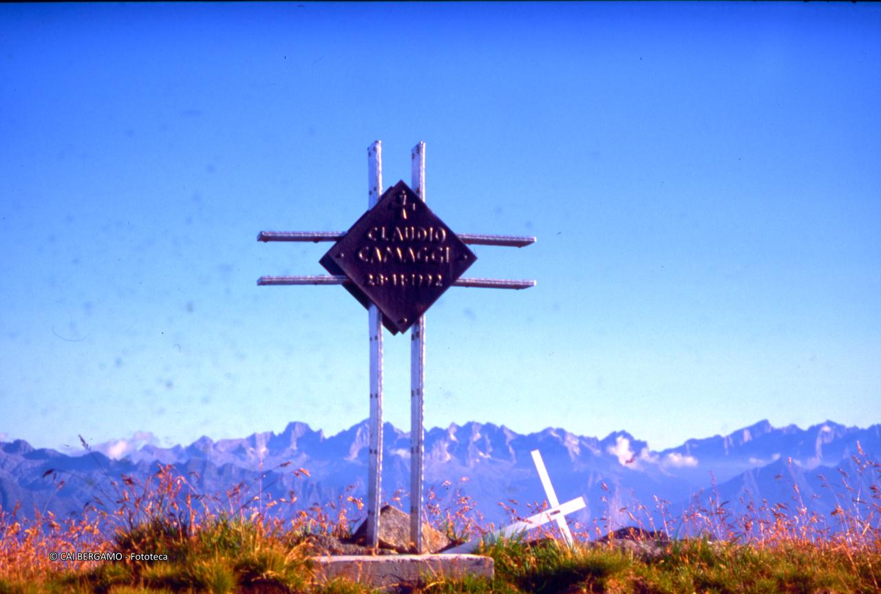 Cima del Fioraro con nuova e vecchia croce con vista sulle cime della Valtellina