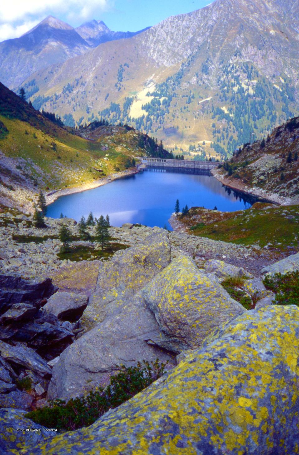 Lago artificiale in val dei Frati, dalla valle omonima