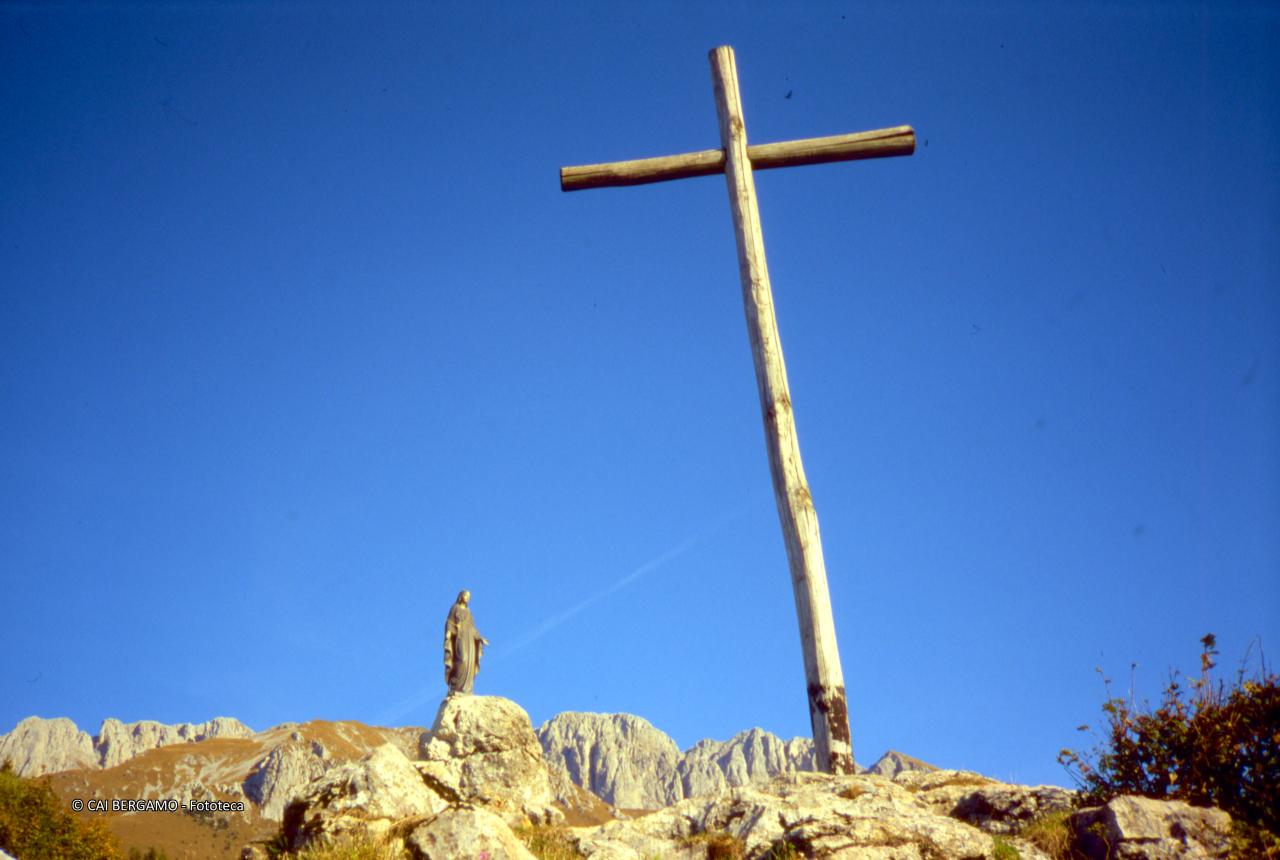 Croce con statuina Madonna, con la Presolana che fa capolino