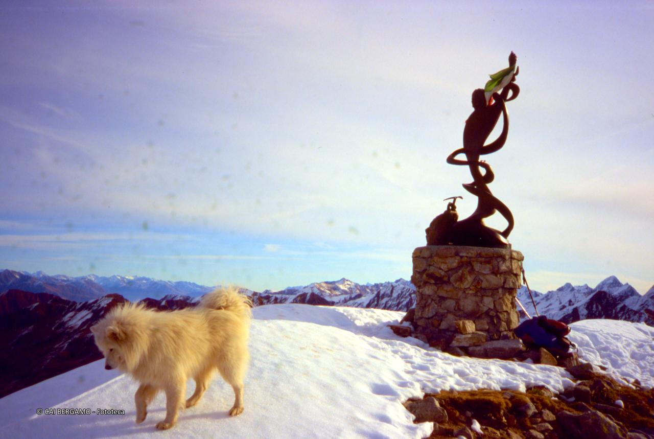 Statua dell'Arcangelo Gabriele posta sulla cima del Monte Cadelle, con cane Filo