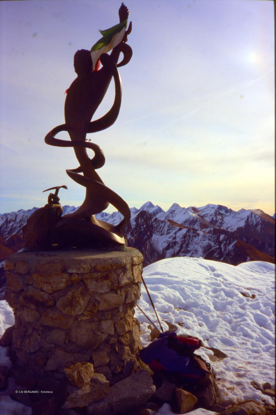 Statua dell'Arcangelo Gabriele posta sulla cima del Monte Cadelle.