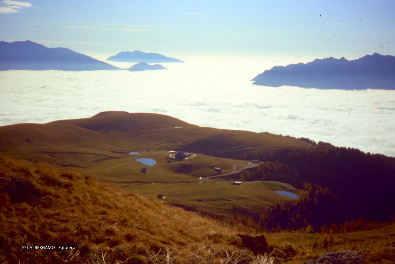 Piani dell'Avaro con mare di nebbia sottostante