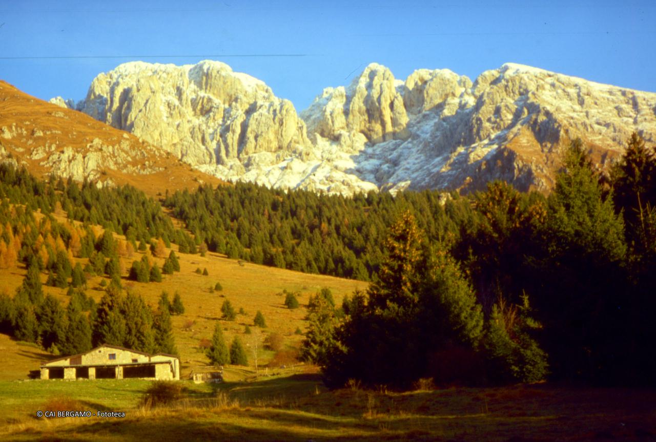Pizzo Presolana con spruzzata di neve  e malga alle pendici