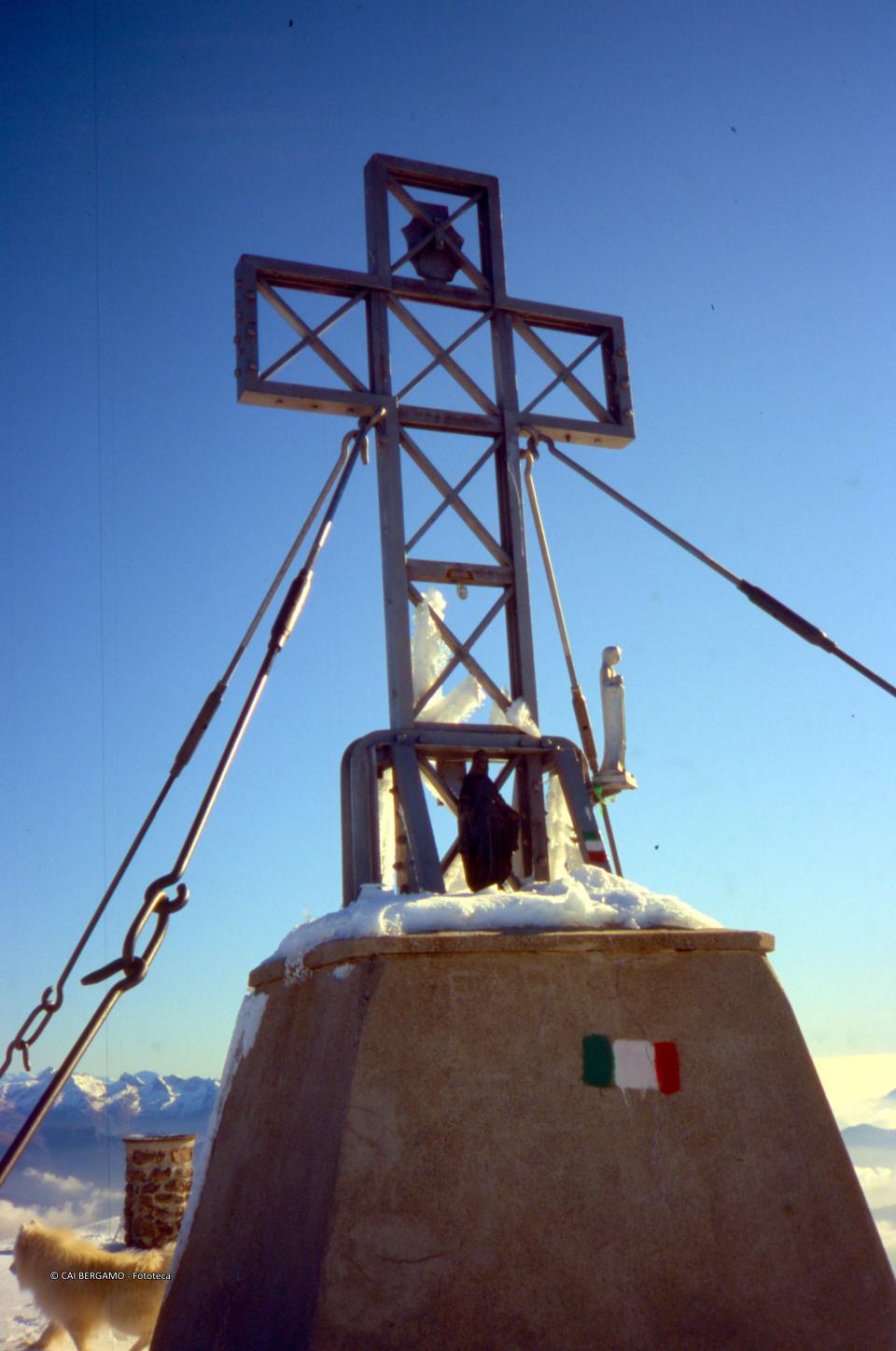 Croce in vetta al Pizzo Tre Signori con tracce di neve